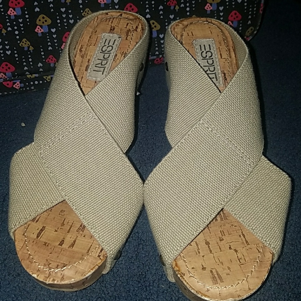 Stretchy criss cross wedges